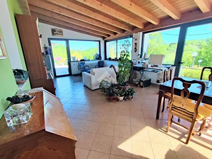 Casa con 8 locali in vendita in Frazione Vigana, Dernice