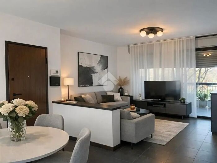 Appartamento quadrilocale in vendita in Via Voltri, Milano