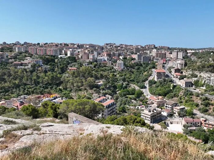 Casa quadrilocale in vendita in Via San Giuliano Macalle, Modica