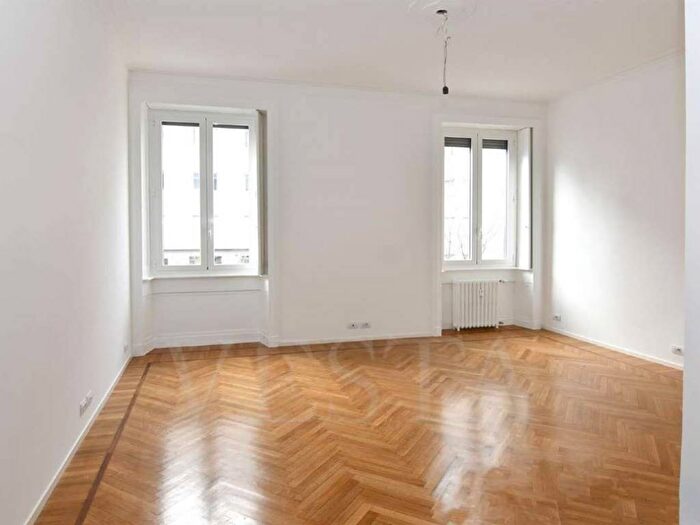 Appartamento trilocale in affitto in piazza Santa Maria Beltrade, Duomo, Milano