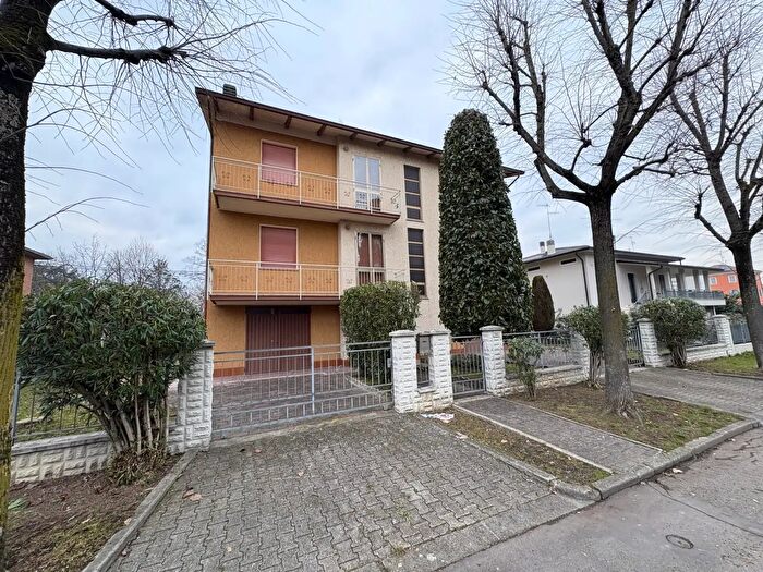 Casa con 10 locali in vendita in Via degli Orti, San Felice Sul Panaro