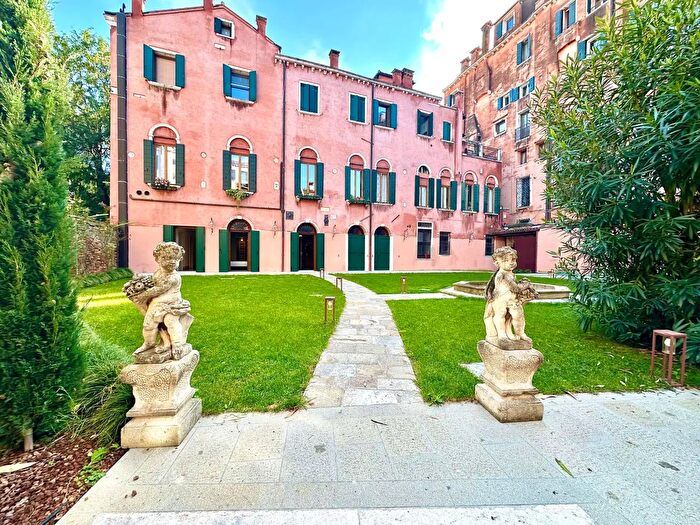 Appartamento con 8 locali in vendita in Campo San Polo, Venezia