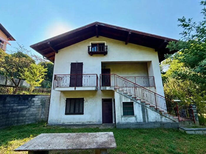 Casa con 6 locali in vendita in Via Sant'Anna, Cambiasca