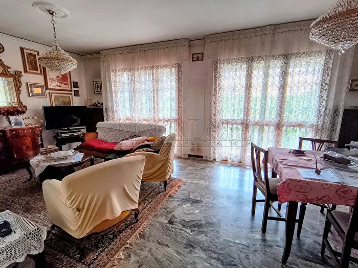 Casa con 6 locali in vendita in Via Altichieri da Zevio, Padova