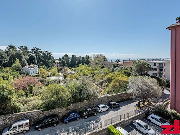 Appartamento con 8 locali in vendita in Via Priaruggia, Genova