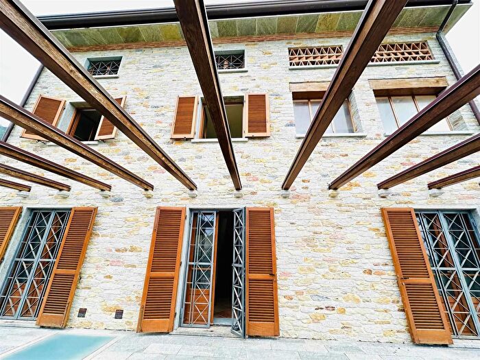 Casa con 8 locali in vendita in Pietrasanta