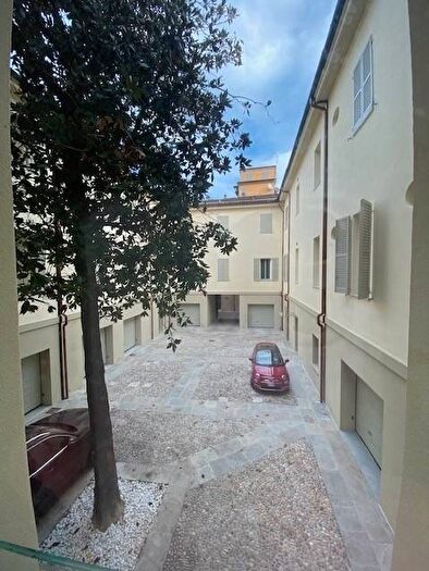 Appartamento con 5 locali in affitto in Via San Vincenzo, Centro Storico, Modena