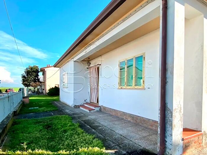 Casa con 7 locali in vendita in Via del Lavoro, Portomaggiore