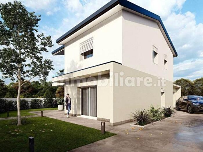 Casa quadrilocale in vendita in Via Camillo Benso di Cavour, Bizzarone