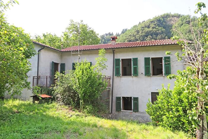 Casa con 5 locali in vendita in Fivizzano