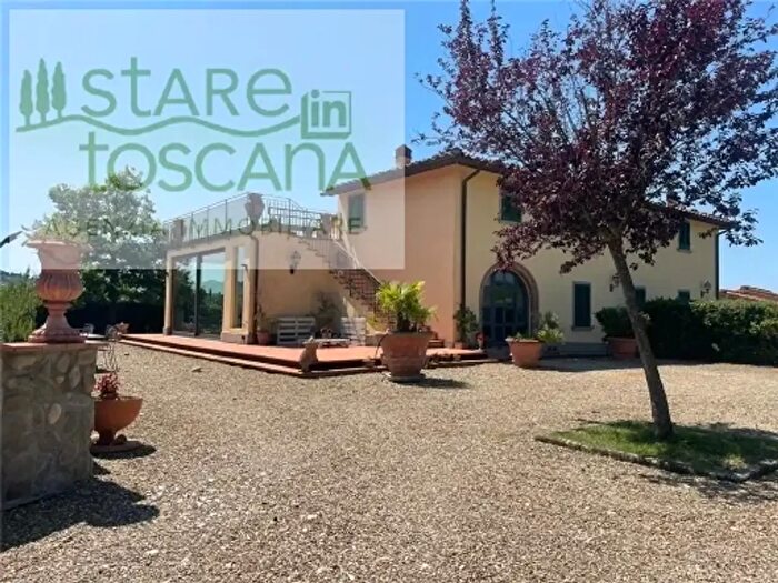 Casa con 8 locali in vendita in Scandicci