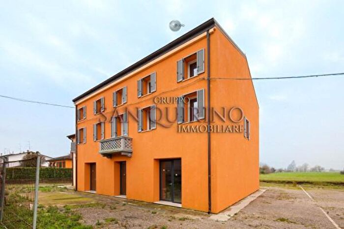 Casa con 6 locali in vendita in Via Guastalla, Reggiolo