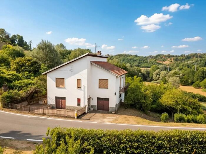 Casa con 7 locali in vendita in Via Serra d'Asti, Mongardino