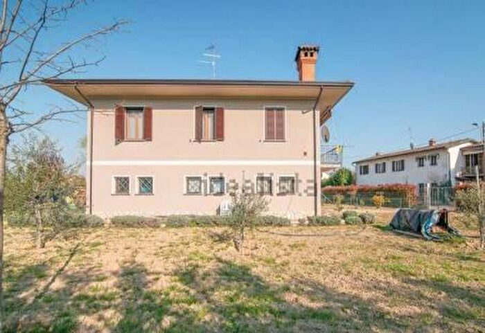 Casa con 10 locali in vendita in Stradella