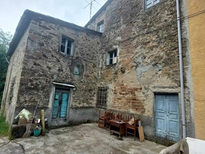 Casa con 9 locali in vendita in Via di Gavazzoli, Vernio