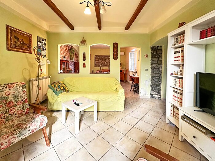 Casa con 8 locali in vendita in Aulla