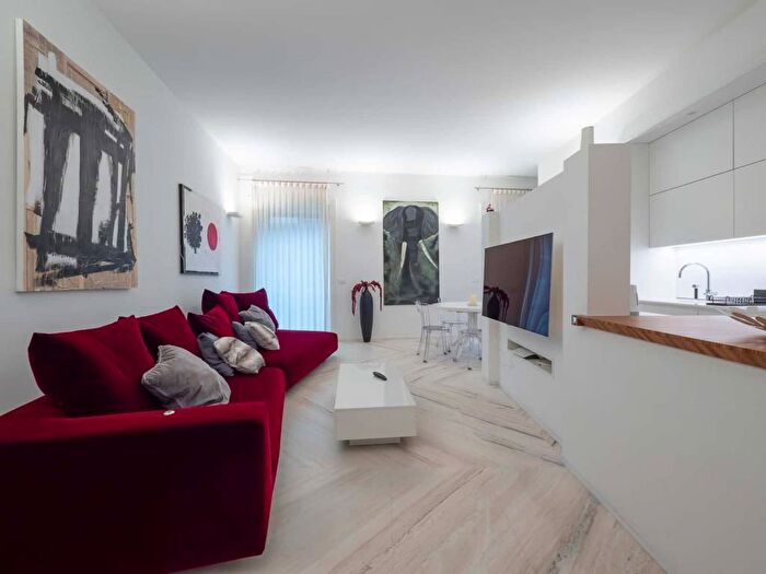 Appartamento trilocale in affitto in Corso Europa, Borgogna Largo Augusto, Milano