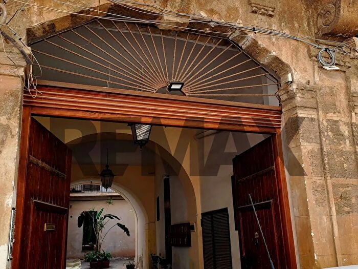 Appartamento con 5 locali in affitto in Via Lungarini, Palermo