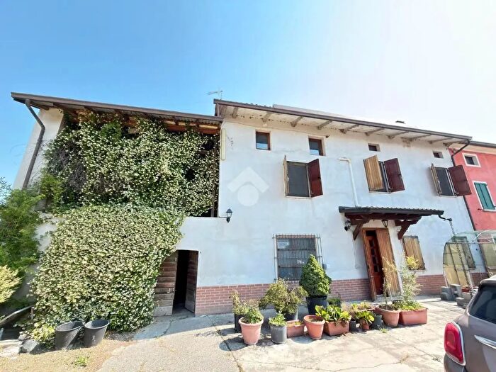 Casa con 6 locali in vendita in Castel Goffredo