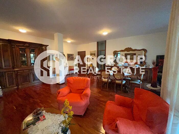 Appartamento trilocale in vendita in Via Varese, Saronno