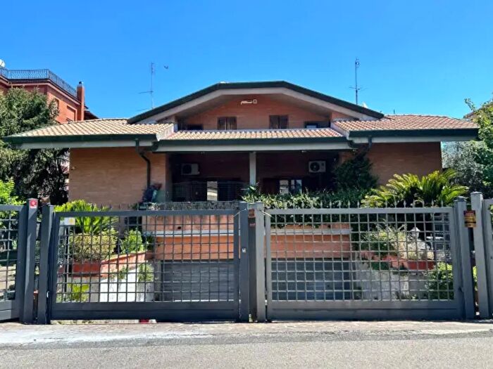 Casa con 6 locali in affitto in Via Siculiana, Roma