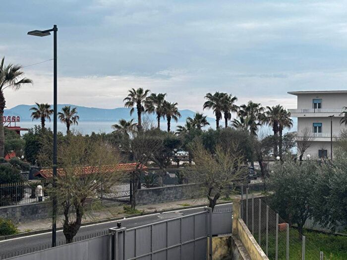 Appartamento trilocale in affitto in Via Litoranea, Torre del Greco