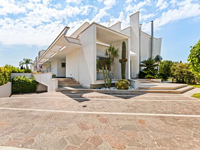 Casa con 6 locali in vendita in Via Alfredo Casella, Latina