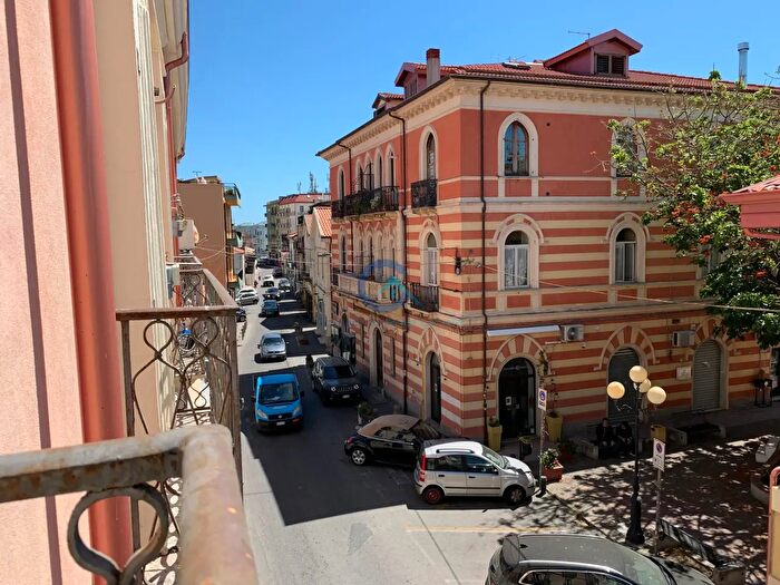 Appartamento con 6 locali in affitto in Via del Mare, Catanzaro