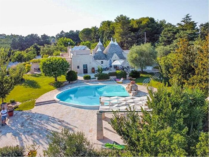 Casa con 8 locali in vendita in Cisternino