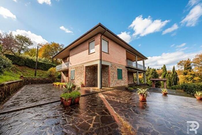 Casa con 6 locali in vendita in Via di Lajatico, Lajatico