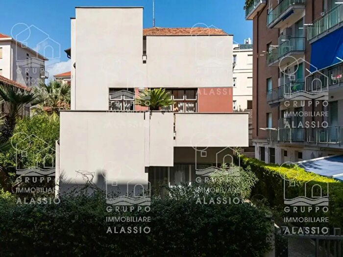 Casa con 11 locali in vendita in Via Paolo Ferreri, Alassio