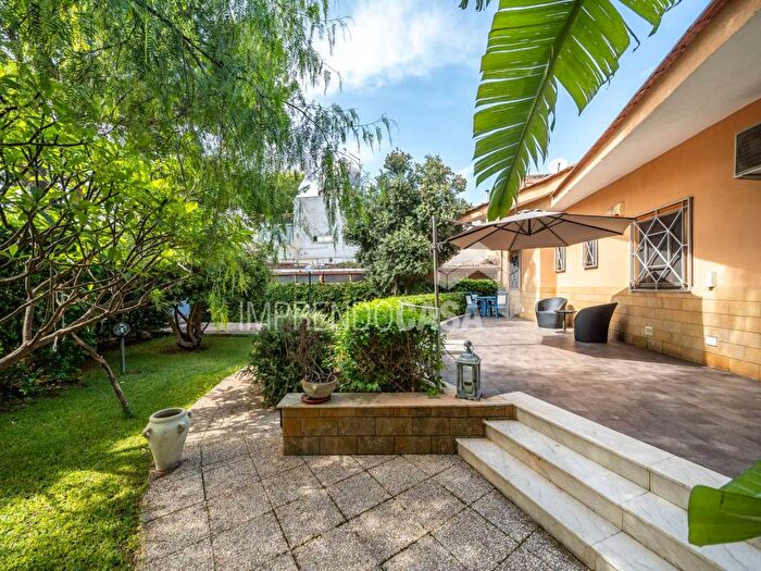 Casa trilocale in affitto in Piazza Castelforte, Mondello Valdesi, Palermo