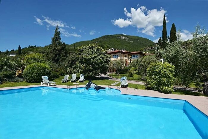 Casa con 11 locali in vendita in Via delle Arche, Gardone Riviera