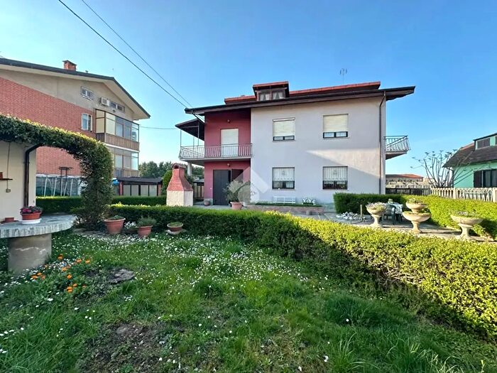Casa con 8 locali in vendita in Via dei Salici, Racconigi