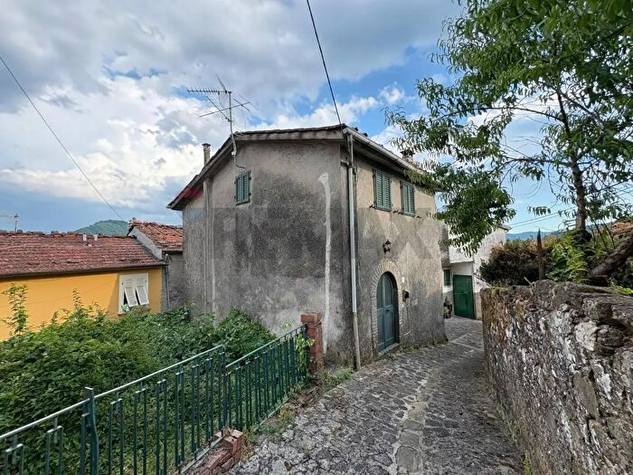 Casa con 6 locali in vendita in Bagni Di Lucca