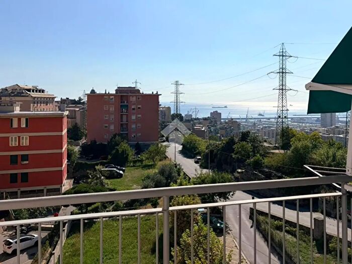 Appartamento trilocale in vendita in Via Buonvicini, Genova