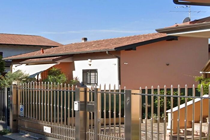 Casa quadrilocale in vendita in Via Pietro Maroncelli, Rho