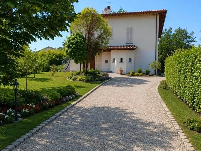 Casa con 6 locali in vendita in Quarrata