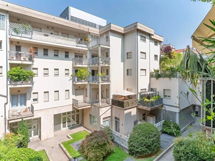 Appartamento con 6 locali in vendita in Via Baldissera, Milano