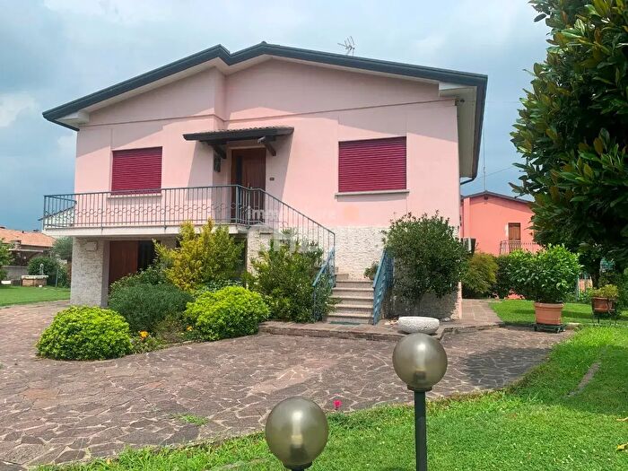 Casa con 8 locali in vendita in Conegliano