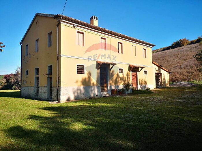 Casa con 7 locali in vendita in Castelplanio