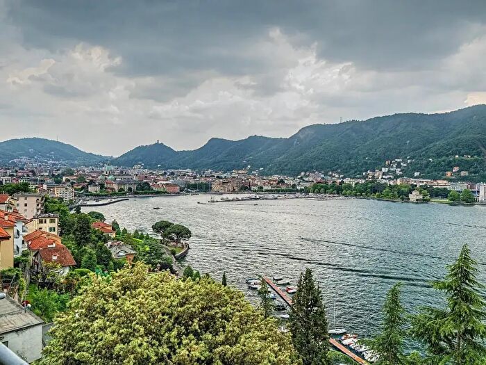 Appartamento con 10 locali in vendita in Via Torno, Como