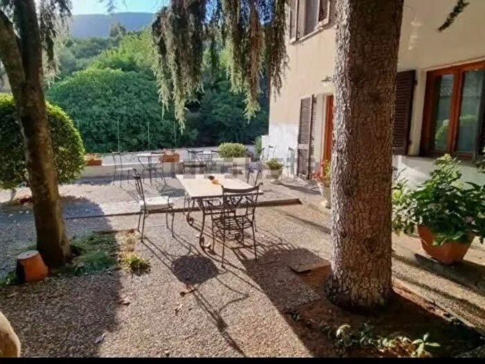 Casa con 10 locali in vendita in Calci