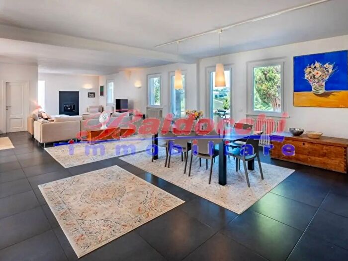 Casa con 7 locali in vendita in Fano
