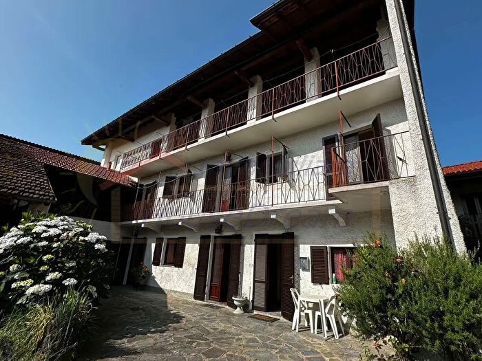 Casa con 6 locali in vendita in Pombia