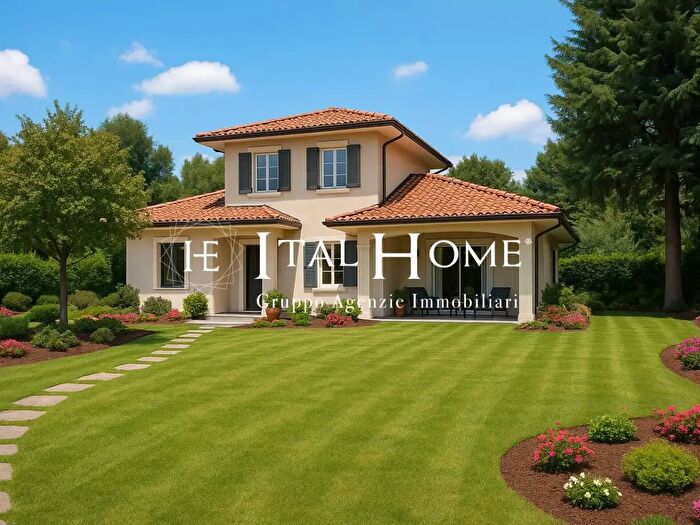 Casa con 8 locali in vendita in Oggiono