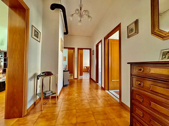 Appartamento con 6 locali in vendita in Via Cavedalis, Venezia