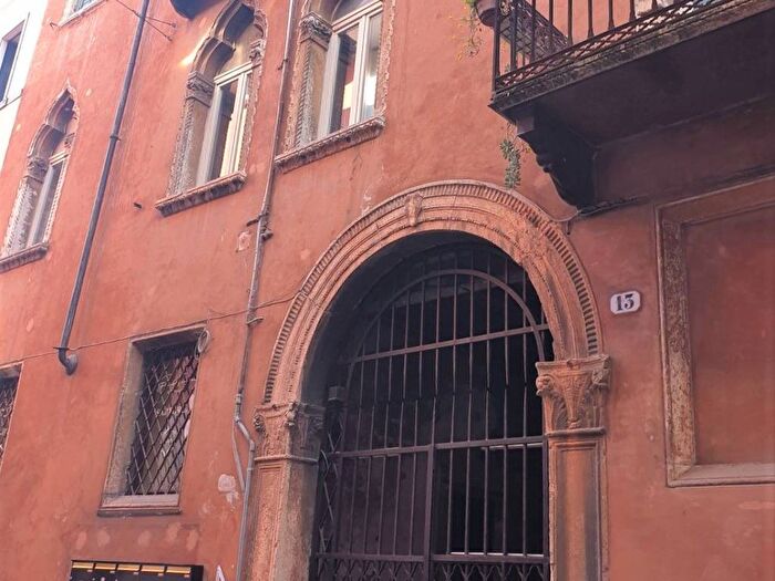 Appartamento quadrilocale in affitto in Via Antonio Cantore, Centro Storico, Verona