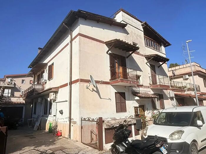 Appartamento trilocale in vendita in Via Melegnano, Roma