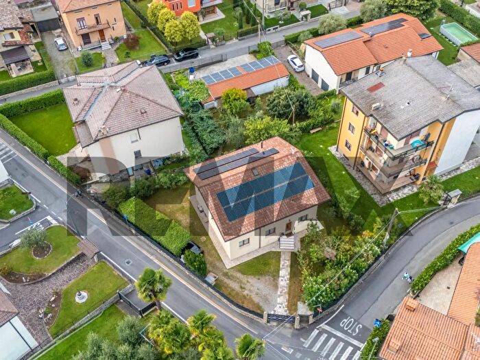 Casa con 7 locali in vendita in Via Diaz, Credaro